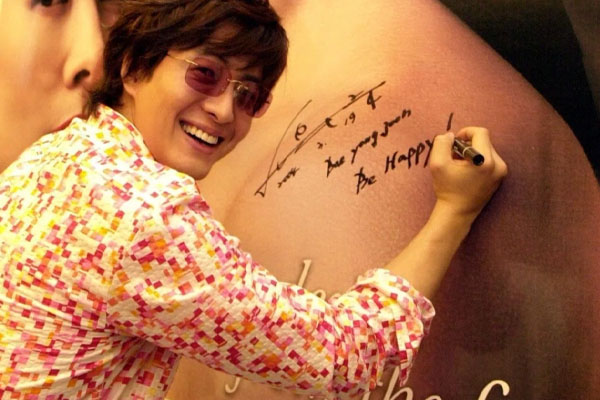 Khoảnh khắc hiếm hoi: "Ông hoàng Hallyu" Bae Yong Joon cùng vợ con xuất hiện tại Singapore