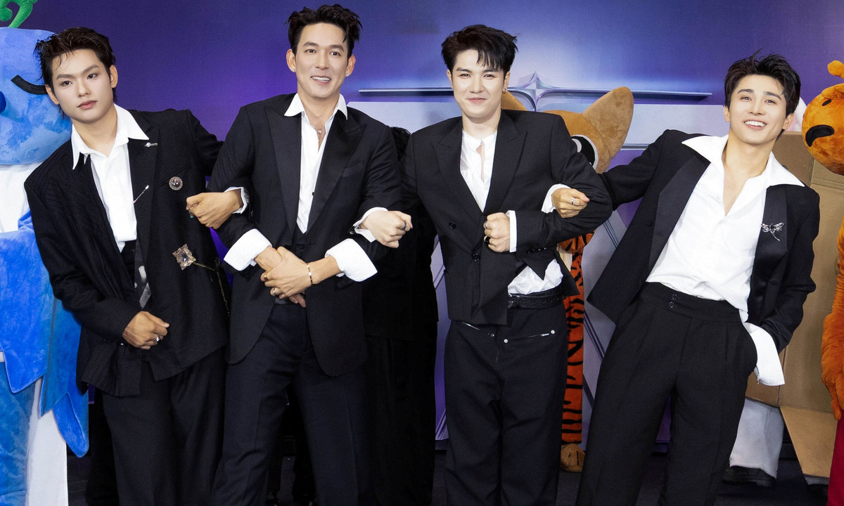 Fan cổ vũ dàn sao ‘Tinh hà say hi’ ra mắt