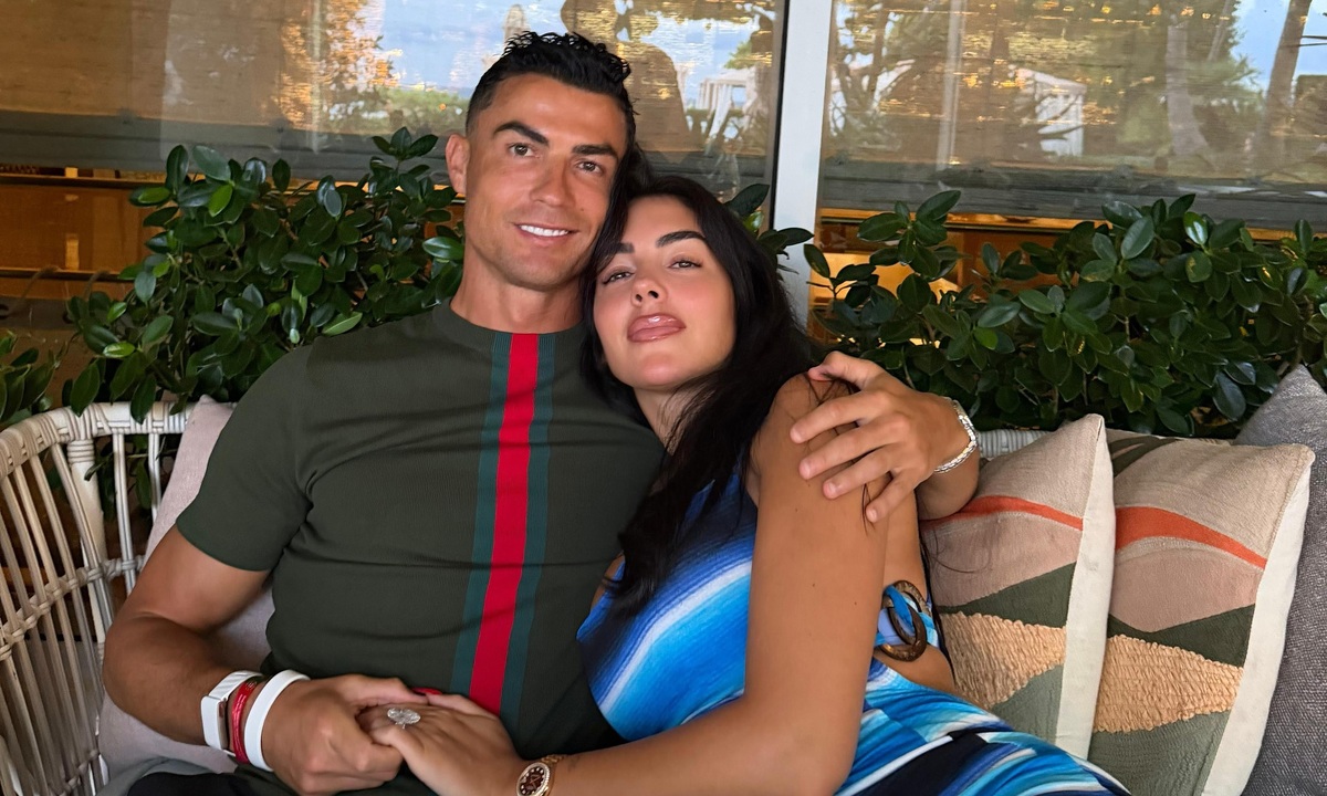 10 năm bên nhau của Ronaldo và vợ sắp cưới