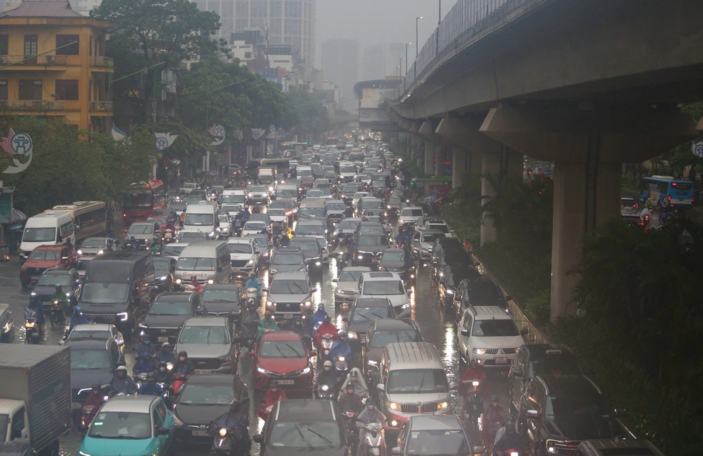 Chiều nay miền Bắc mưa giông, ngày mai hết nắng nóng