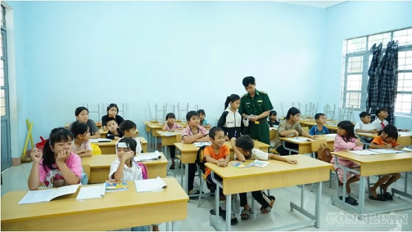 'Thầy giáo quân hàm xanh' biên phòng miệt mài gieo chữ nơi biên cương 1