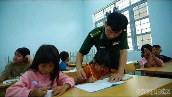 ‘Thầy giáo quân hàm xanh’ biên phòng miệt mài gieo chữ nơi biên cương