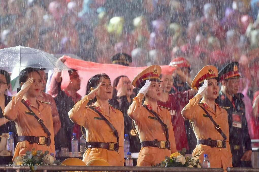 Hàng chục nghìn khán giả đội mưa hát ‘Quốc ca’ ở concert Tổ quốc trong tim